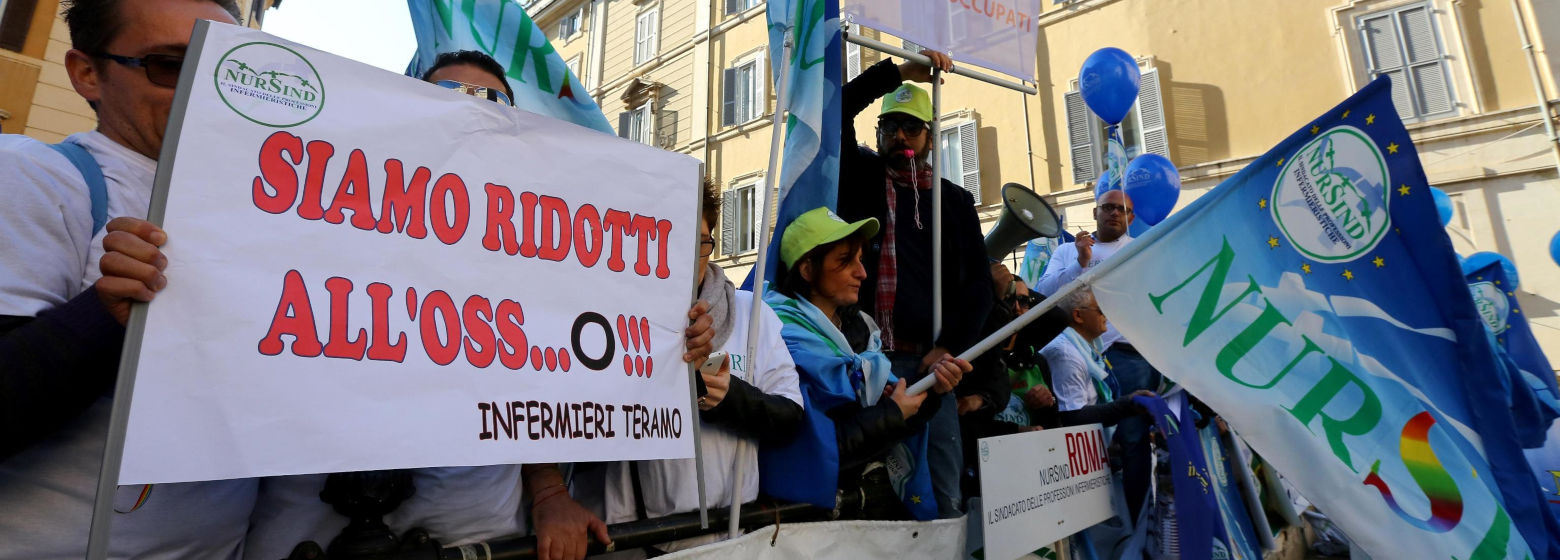 Nursind Teramo manifestazione a Roma per i diritti degli infermieri con in mano palloncini blu